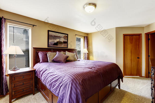 豪华卧室家具配亮紫色床上用品