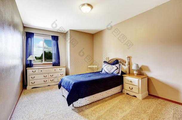卧室内部配有海军蓝床上用品和窗帘