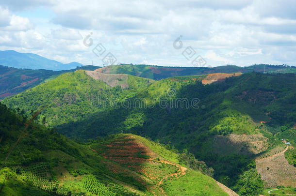 越南风景，连绵的山脉，多云的天空