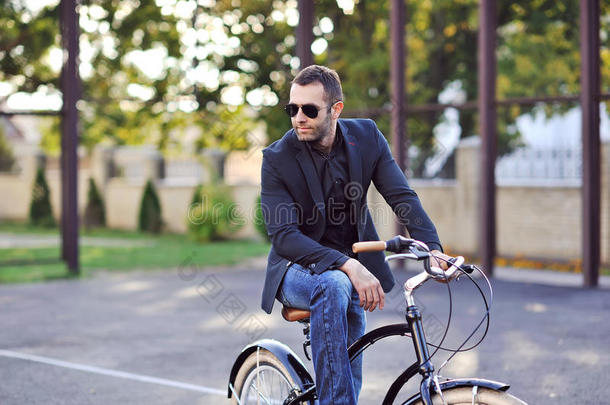 商人骑着他的复古自行车。户外时尚写真
