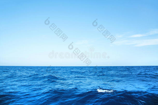 蓝色的<strong>海洋</strong>背景，在<strong>深蓝</strong>色的<strong>海洋</strong>上有地平线。
