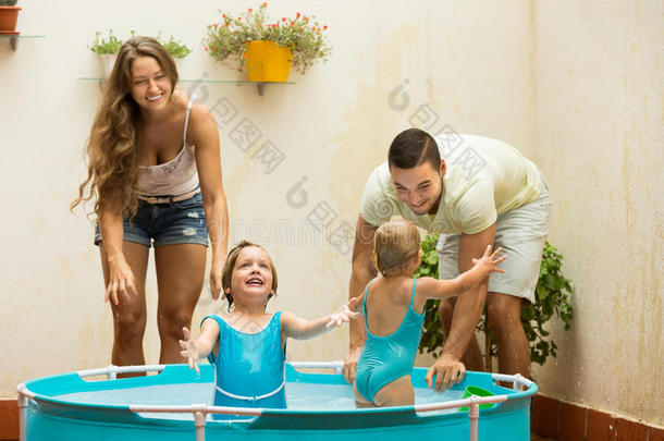 一家人在儿童游泳池玩得开心
