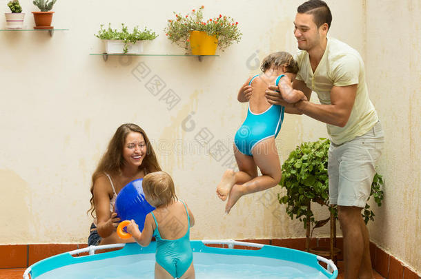 一家人在儿童游泳池玩得开心
