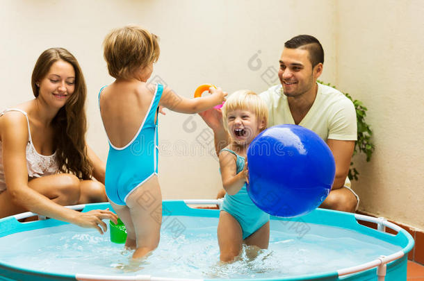 孩子和家长在游泳池里玩耍