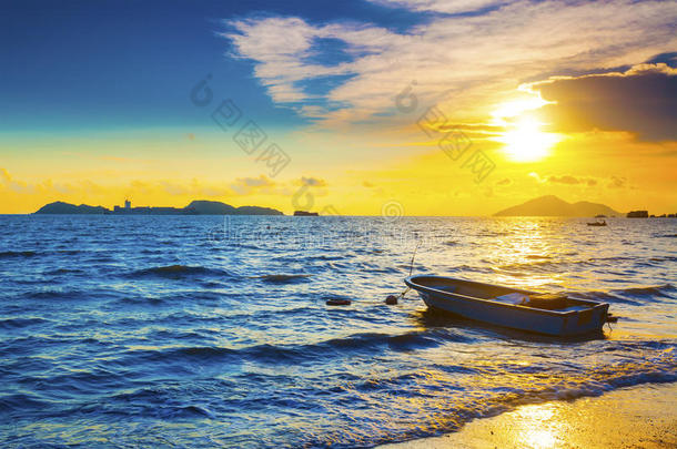 日落时在海边的船