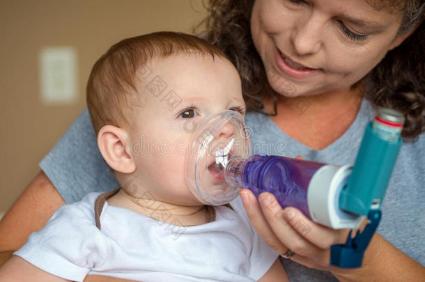婴儿接受母亲的呼吸治疗