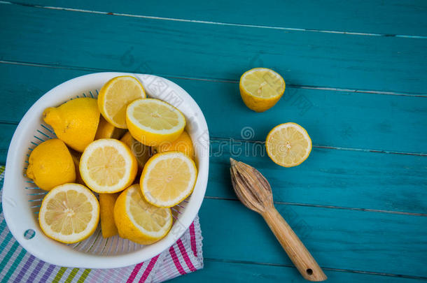桌上有有机柠檬和果汁<strong>榨汁机</strong>