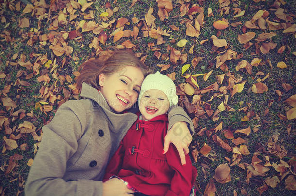 幸福家庭：母子小女儿在秋天搂抱
