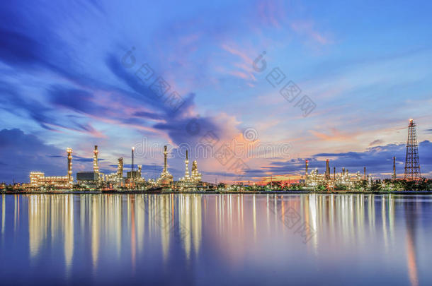 黄昏时河边的炼油厂（泰国曼谷）