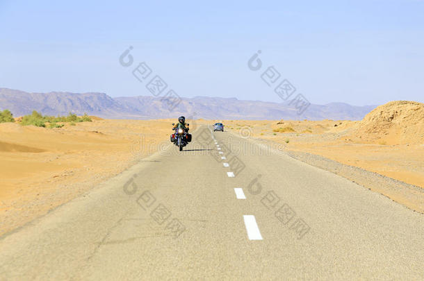 在摩洛哥沙漠里开车