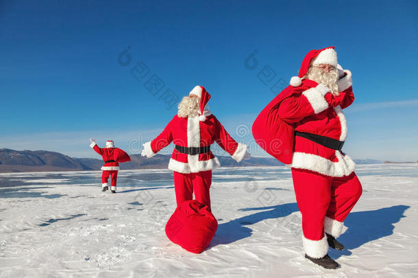 三个圣诞老人在户外