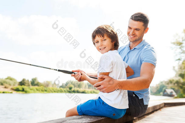 一起钓鱼很有趣。