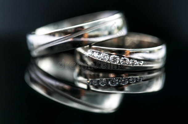 婚礼当天细节-两<strong>枚</strong>可爱的金色结婚戒指