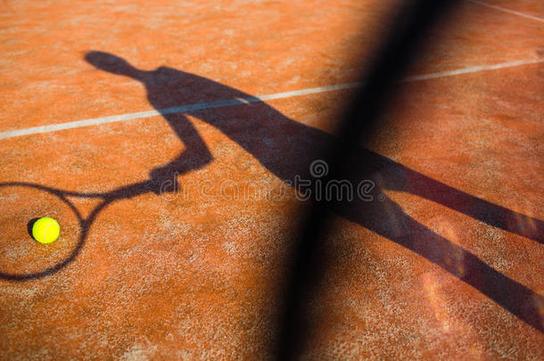 网球场上网球运动员的影子