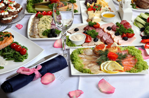 装饰精美的桌子，有肉和<strong>鱼</strong>的<strong>特色</strong>菜。