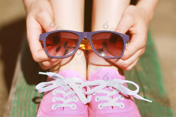 粉色酷女孩，胶鞋和太阳镜，时尚，夏日