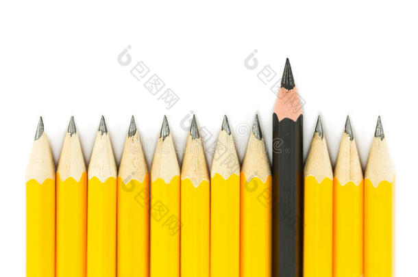 黄铅笔配一支黑铅笔