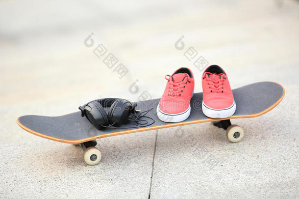 滑板和运动鞋