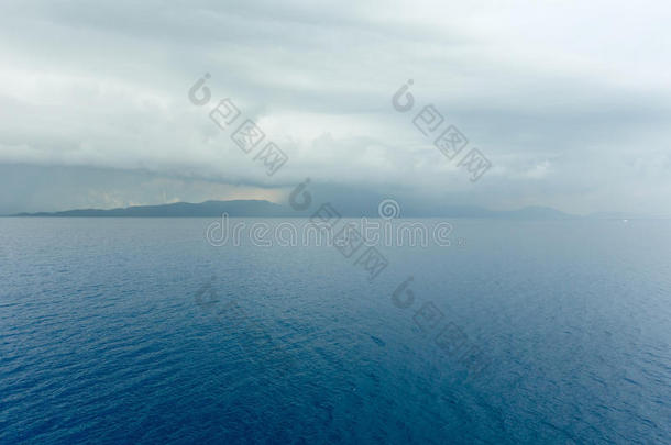 有暴风雨天空的夏季海景（希腊）