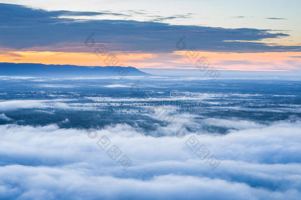 晨雾和日出，悬崖，热带山脉