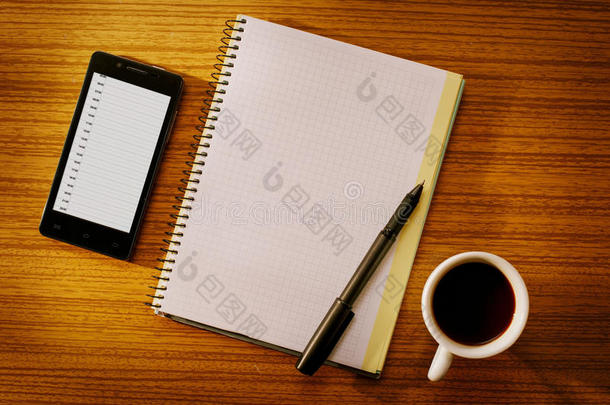 书桌上有一杯咖啡的记事本和记事本