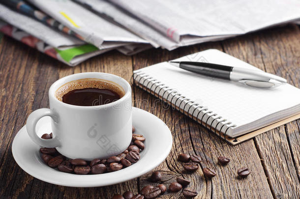 咖啡，报纸，记事本和钢笔
