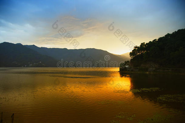 湖光山色的晚景