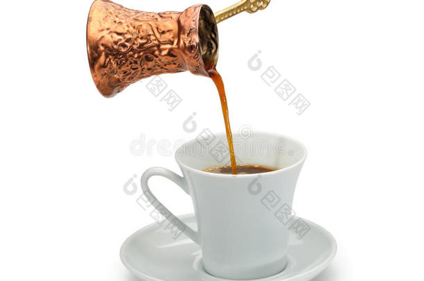 铜咖啡壶在白色陶瓷咖啡杯中倒入咖啡