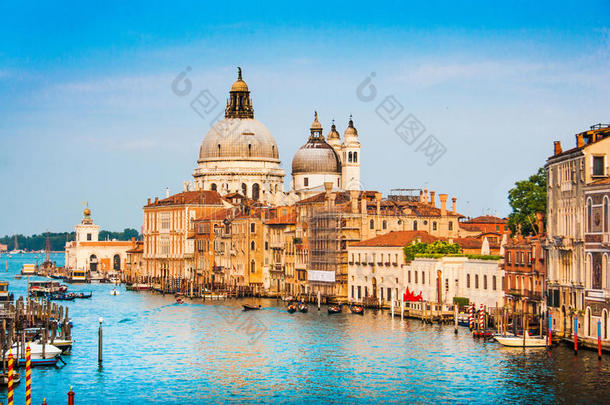 意大利威尼斯，日落时分，格兰德运河和圣母玛利亚教堂<strong>敬礼</strong>