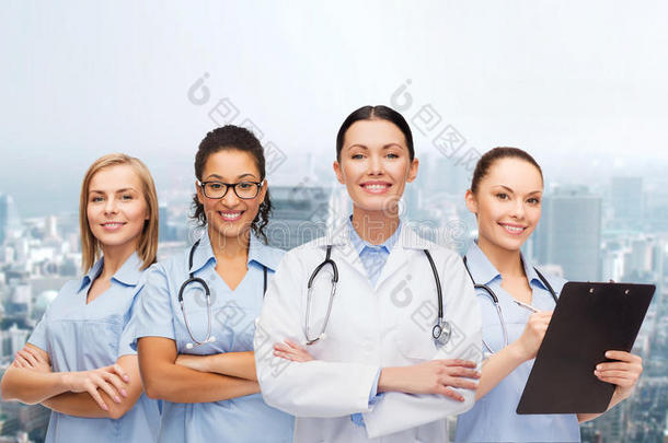 女医生和女护士的团队或团体