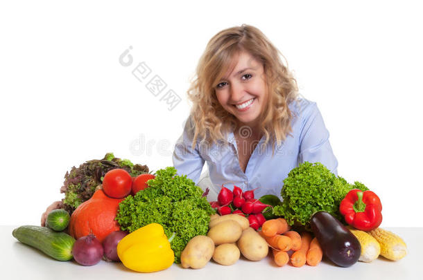 金发女人拿着新鲜蔬菜看着镜头