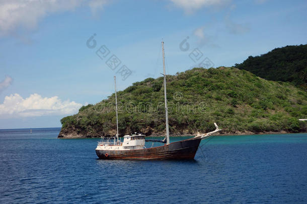 一艘生锈的船停泊在加勒比海的伊丽莎白港