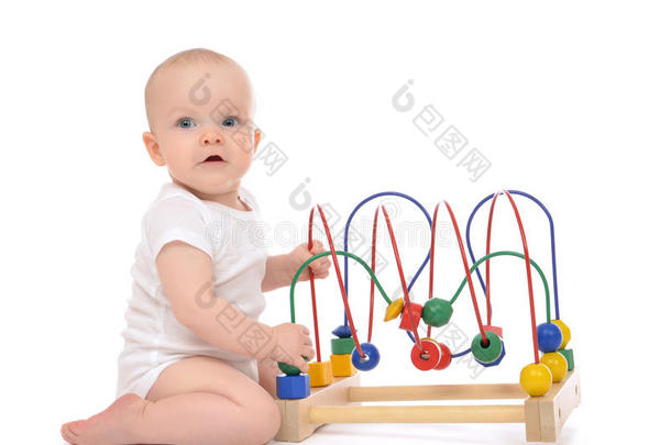 <strong>婴幼儿</strong>站着玩木制教育玩具