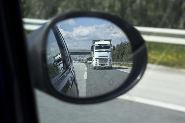 镜子上的卡车