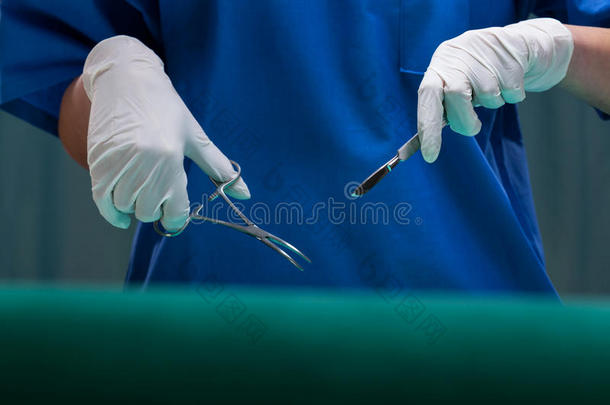 外科医生手持医疗设备的手