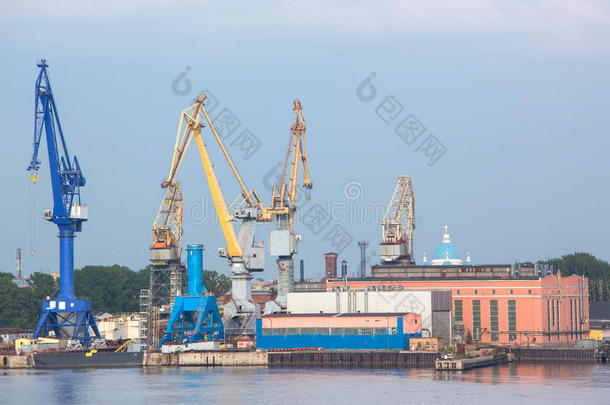 港口起重机和旧仓库。港口圣彼得堡