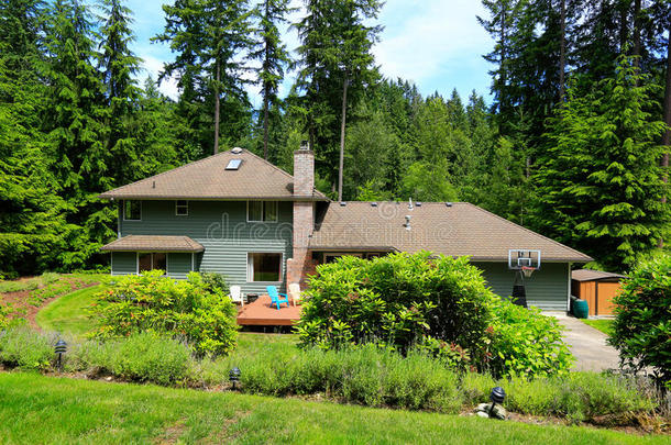 带木制露台的房子可以俯瞰后院景观