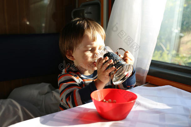 小男孩在火车上喝茶