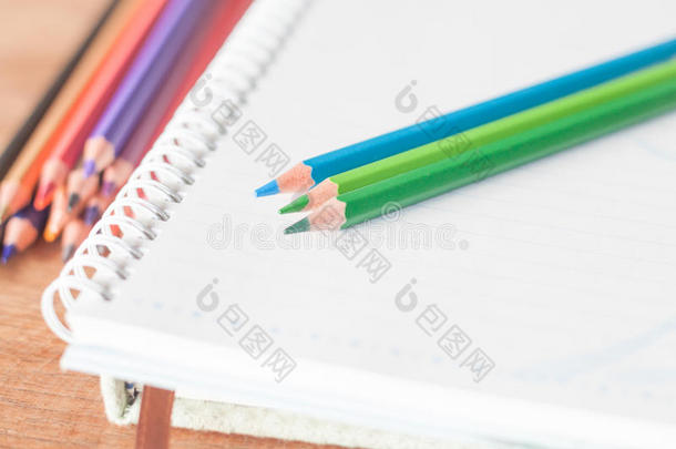 特写彩色铅笔螺旋笔记本和绿色笔记本