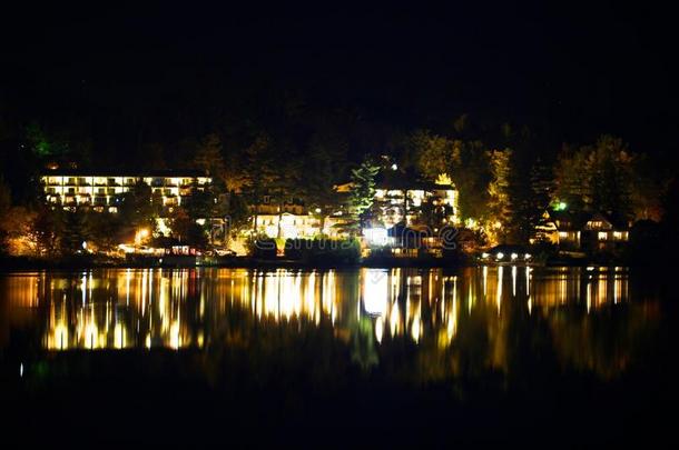 倒影夜湖