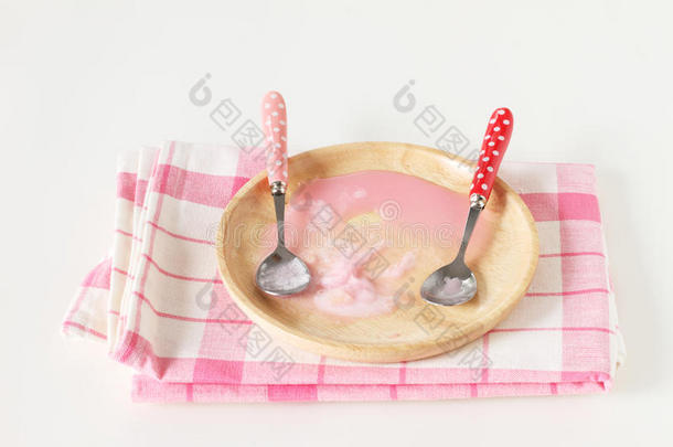白色背景的粉红色冰淇淋和木制盘子