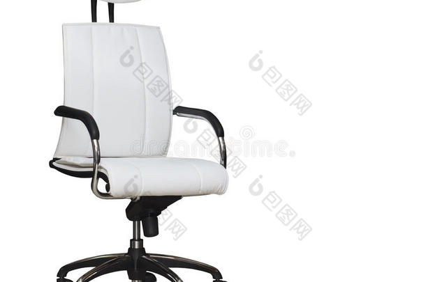 白色皮革的现代办公椅。孤立的