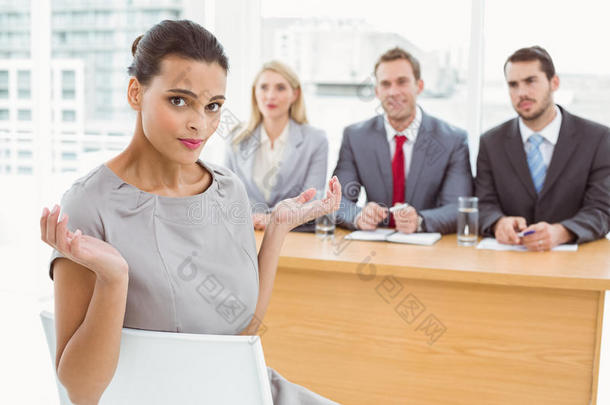 坐在公司人事官员面前的女人
