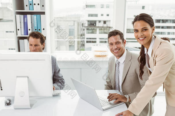 商务人士在办公室使用笔记本电脑和电脑