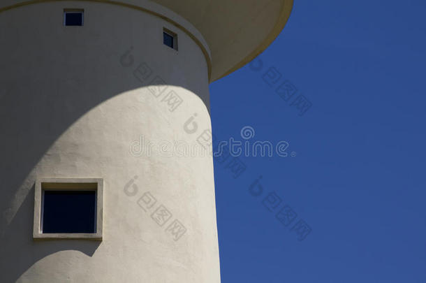 蓝天衬托下的白色水塔。