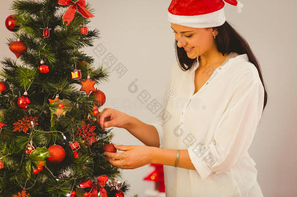 在树上挂圣诞<strong>装饰品</strong>的<strong>女人</strong>