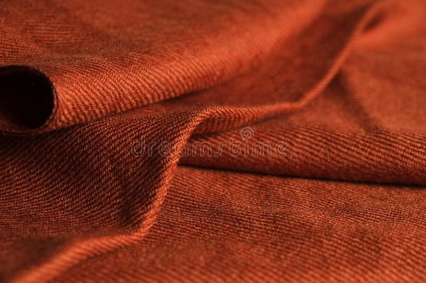 橘红色丝巾折叠