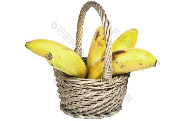五个成熟的香蕉放在编织的柳条篮子里