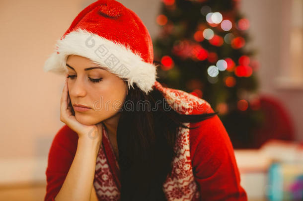 喜庆的黑发女人在圣诞节感到悲伤