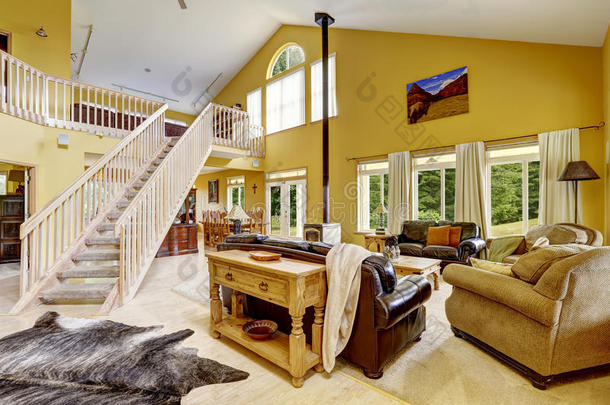 豪华家庭客房，配有丰富的家具和通往阁楼的楼梯